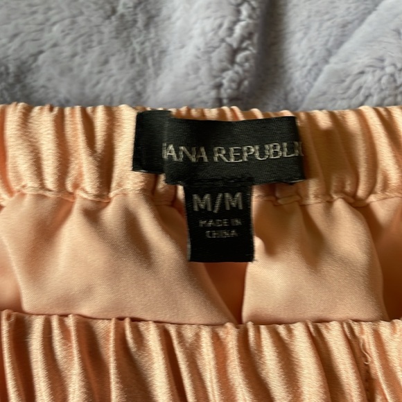 3/$15 🏷️ Banana Republic peach silky satin polyester lined lace-top mini skirt - Picture 9 of 11